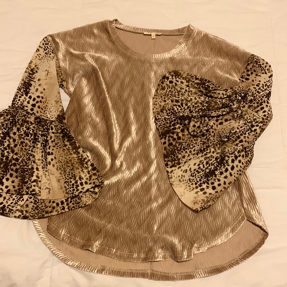 Size M , cute top. boutique. Mystree brand